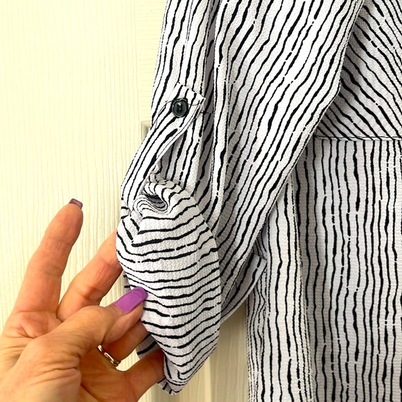 Grey & Gray 🌸 Med long sleeve stripe Black and White shirt - Picture 5 of 10
